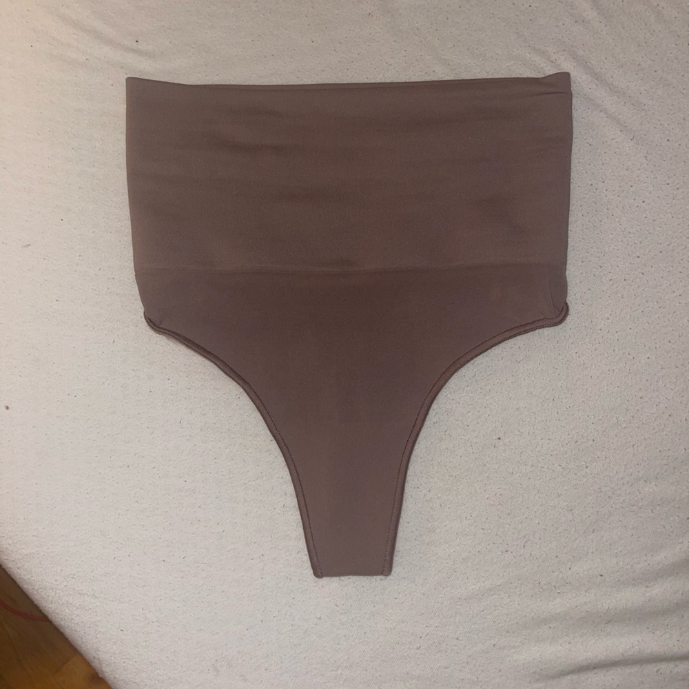 SKIMS Tummy control thong. BRAND NEW. NEVER WORN. Size L/XL